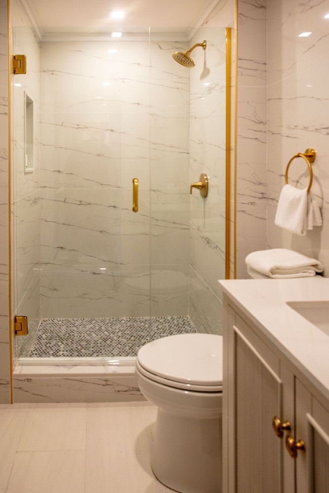The Breakwater Inn and Spa 45/47
