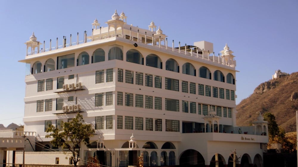Regenta Central Mewargarh 2/43