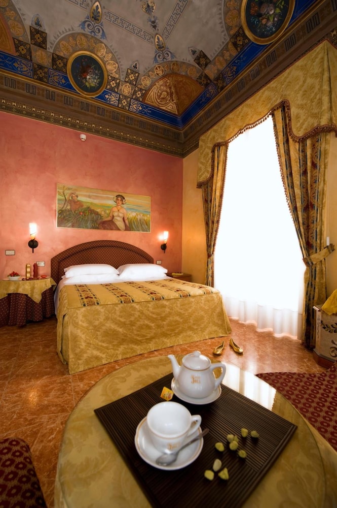 Joli Hotel 3/50