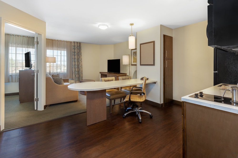 Candlewood Suites West Springfield 53/58