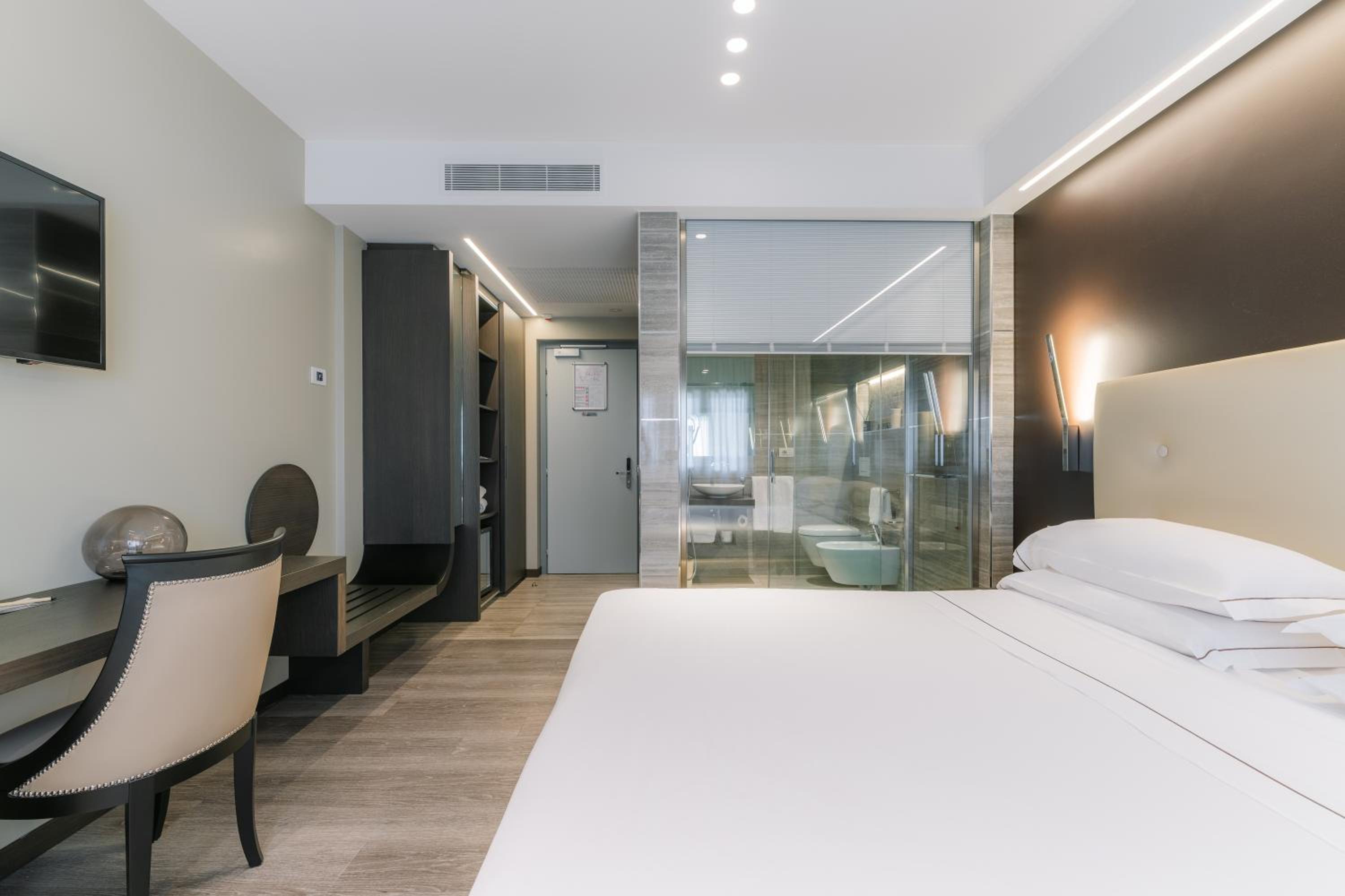DELUXE, DOUBLE BED