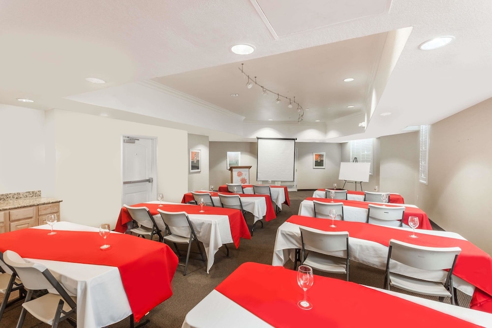 Hawthorn Suites By Wyndham Victorville 30/33
