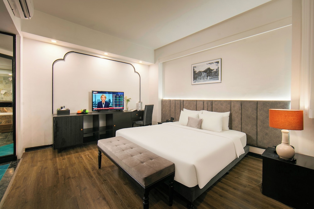 DELUXE, DOUBLE OR TWIN BED
