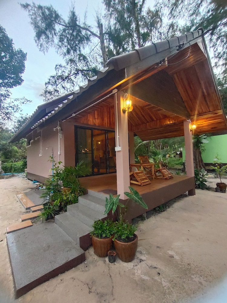 Phayam Coconut Beach Resort 4/50