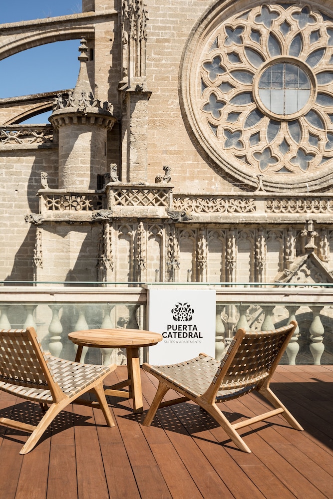 PUERTA CATEDRAL SUITES 48/50