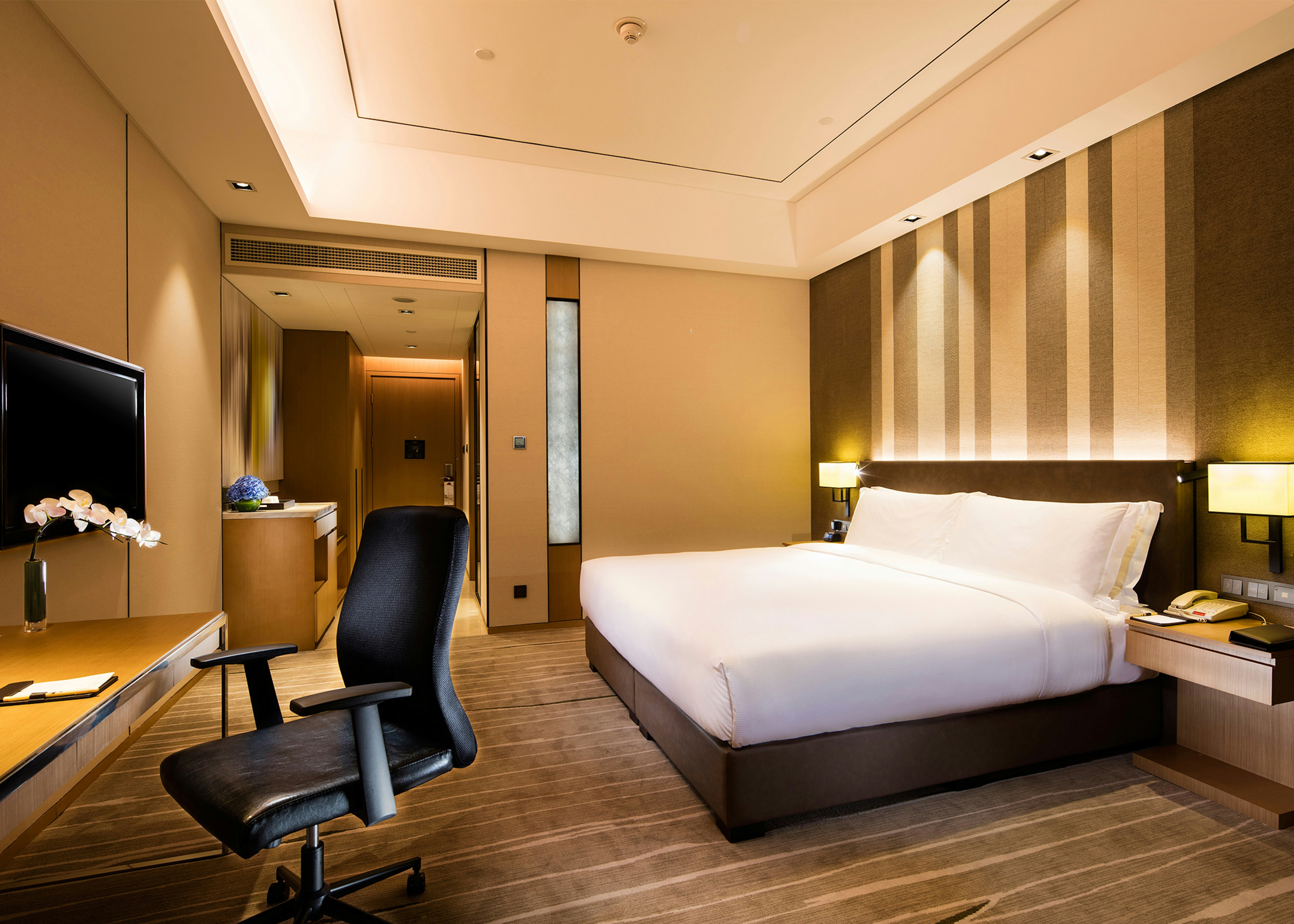 DELUXE, KING BED