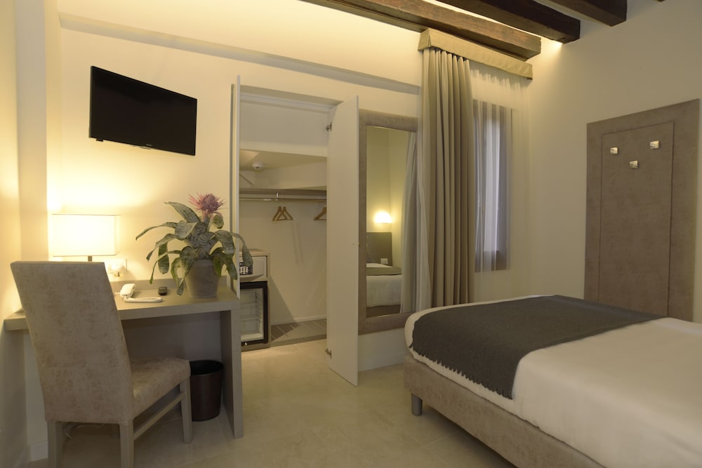 Leone Hotel 23/42