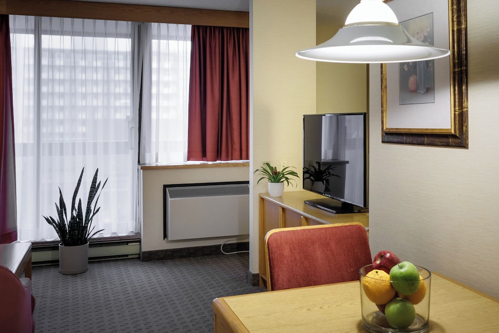 Cartier Place Suite Hotel 11/64