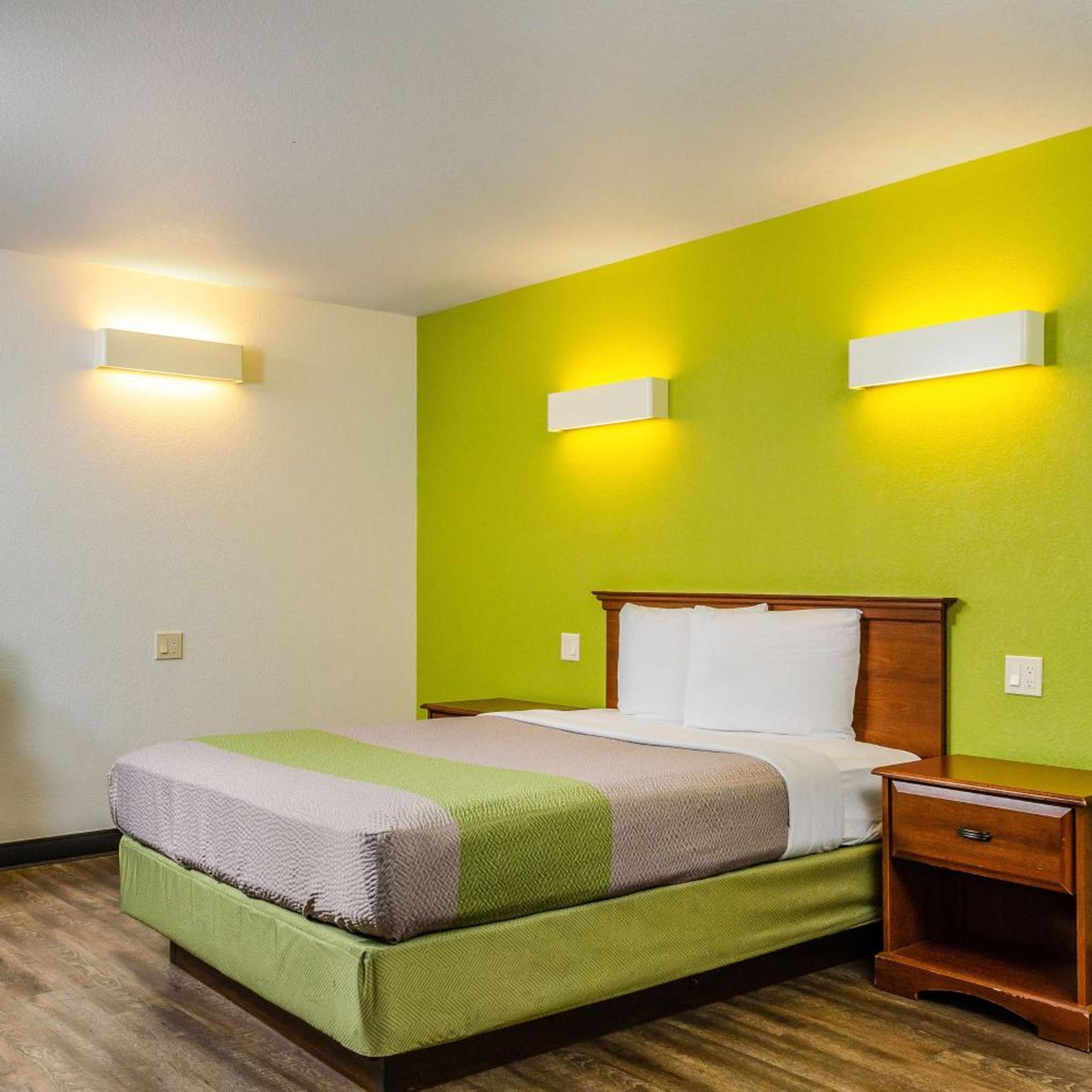 1 Queen Bed - Mob Acc RI Shwr Nsmk Micfridg