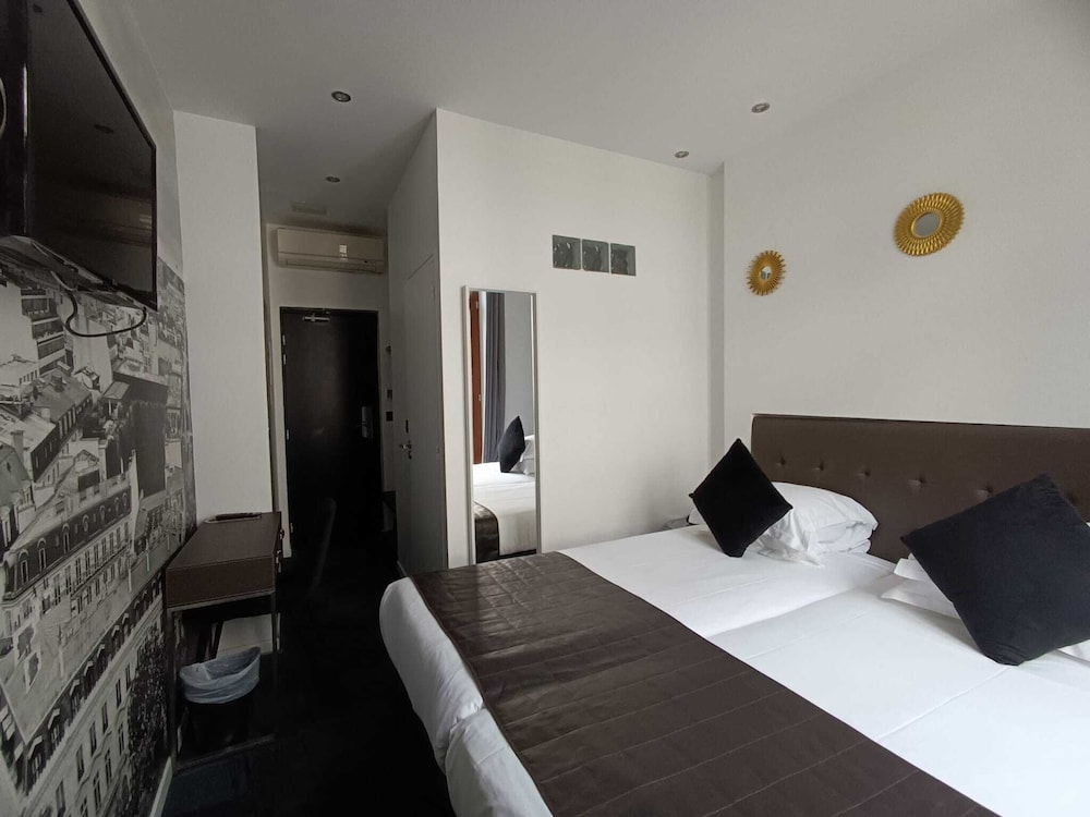 CLUB, DOUBLE OR TWIN BED