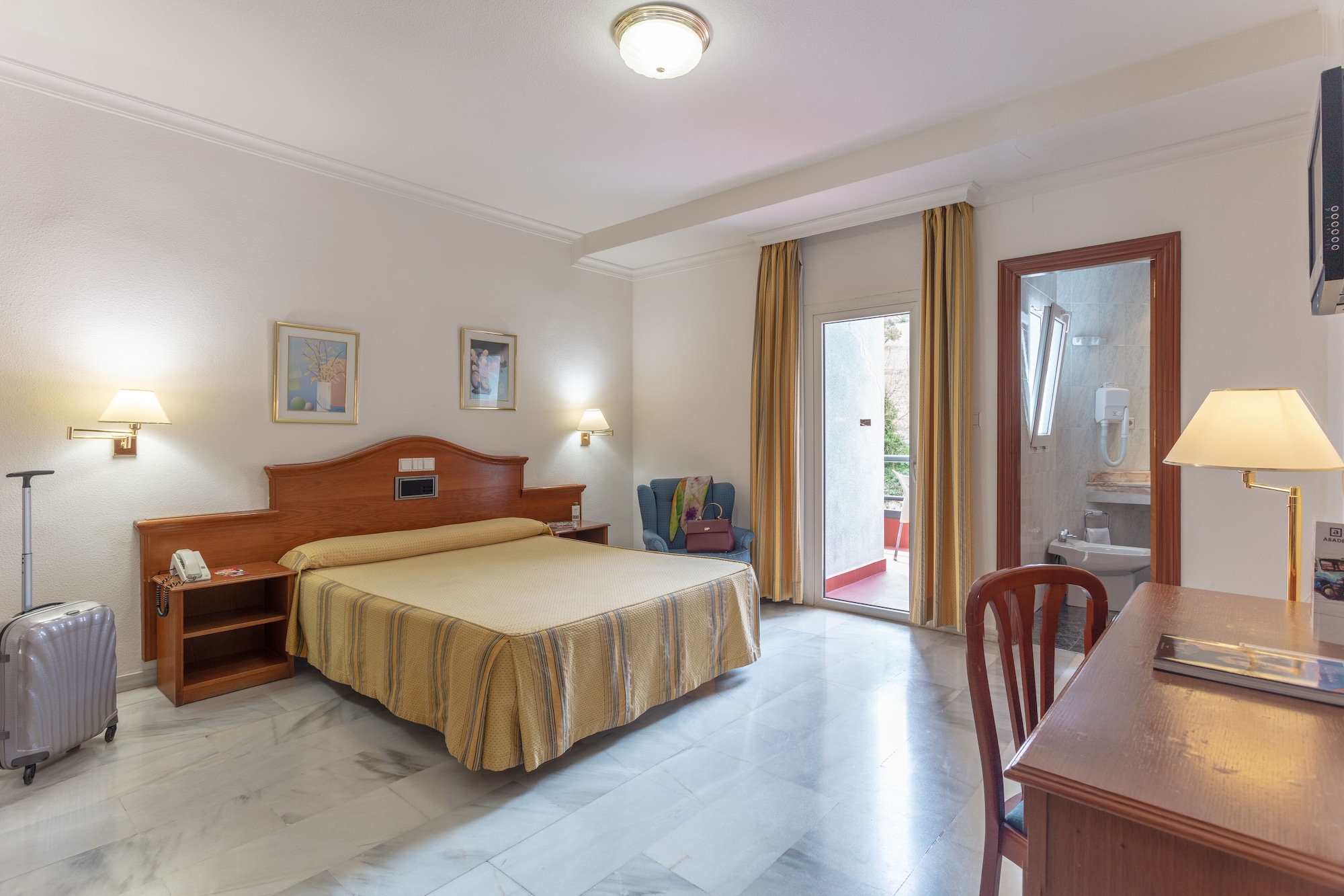 ROOM, TWIN BEDS, WITH EXTRA BED