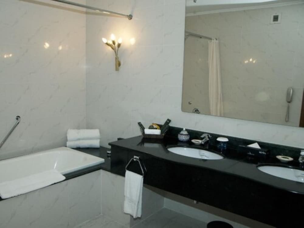 جناح تنفيذي بسرير كينج، Avari Hotel Lahore 6/6