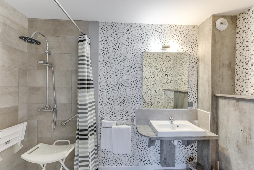 Brit Hotel Confort Thouars 48/48
