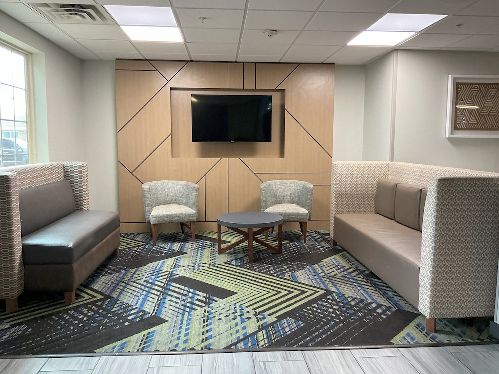 Holiday Inn Express Hotel and Suites Ada 37/57