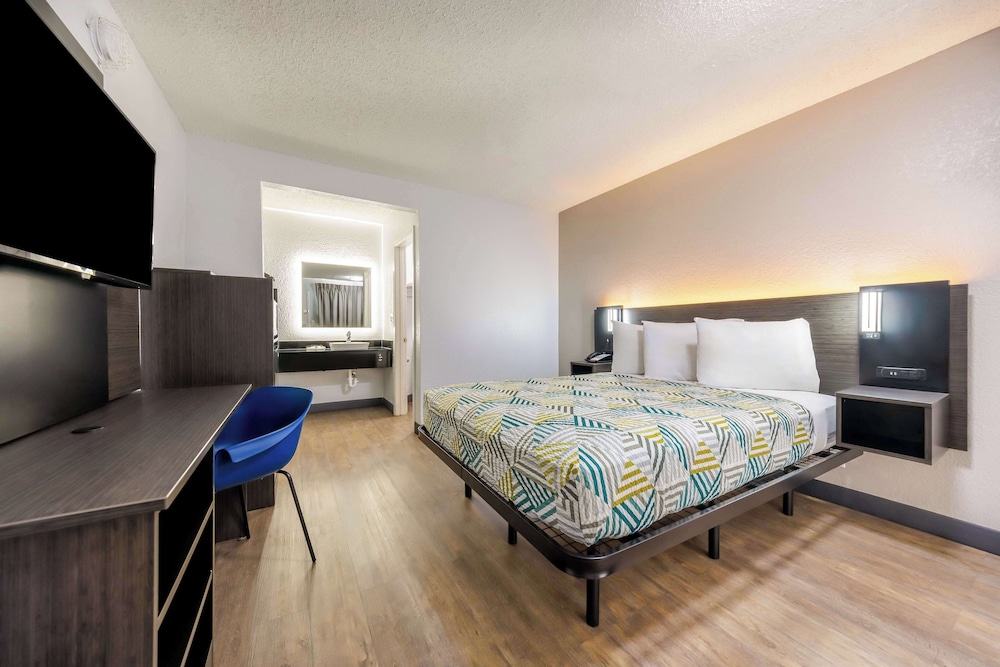 STANDARD, QUEEN BED