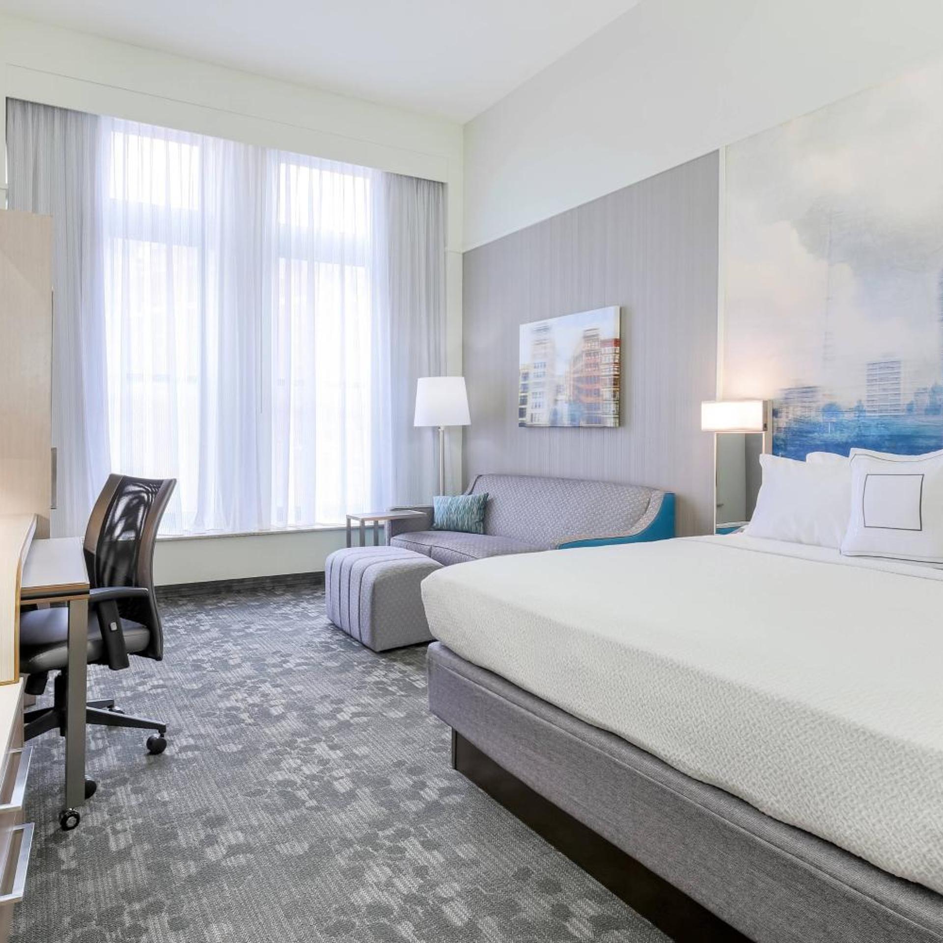 غرفة بسرير كينج بحوض استحمام لذوي الإعاقة، Courtyard by Marriott Pittsburgh Downtown 2/10