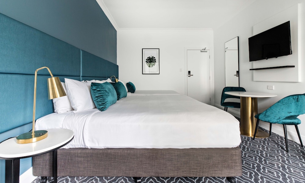 ROOM, KING BED