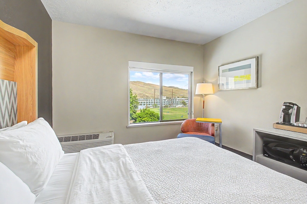 1 Bedroom, Suite, King Bed, River View