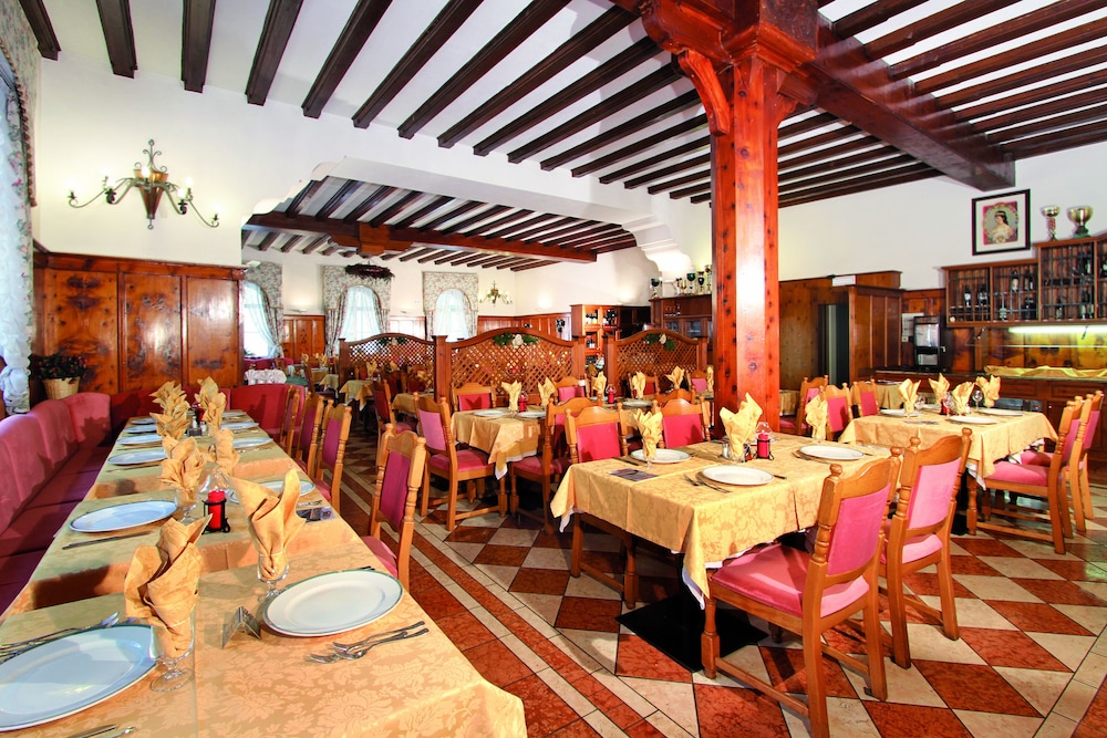Schloss Hotel & Club Dolomiti 35/50