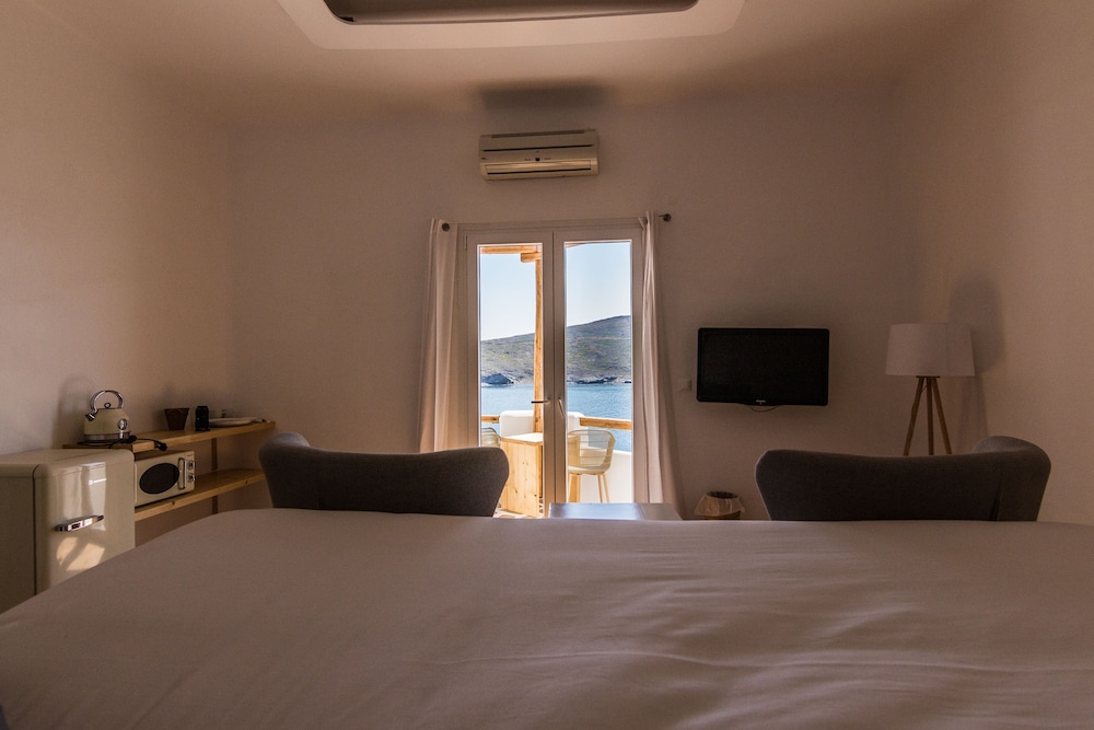 SALT SUITES & EXECUTIVE ROOMS 21/56