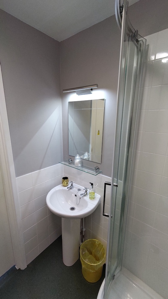 Castleton Hotel 42/45