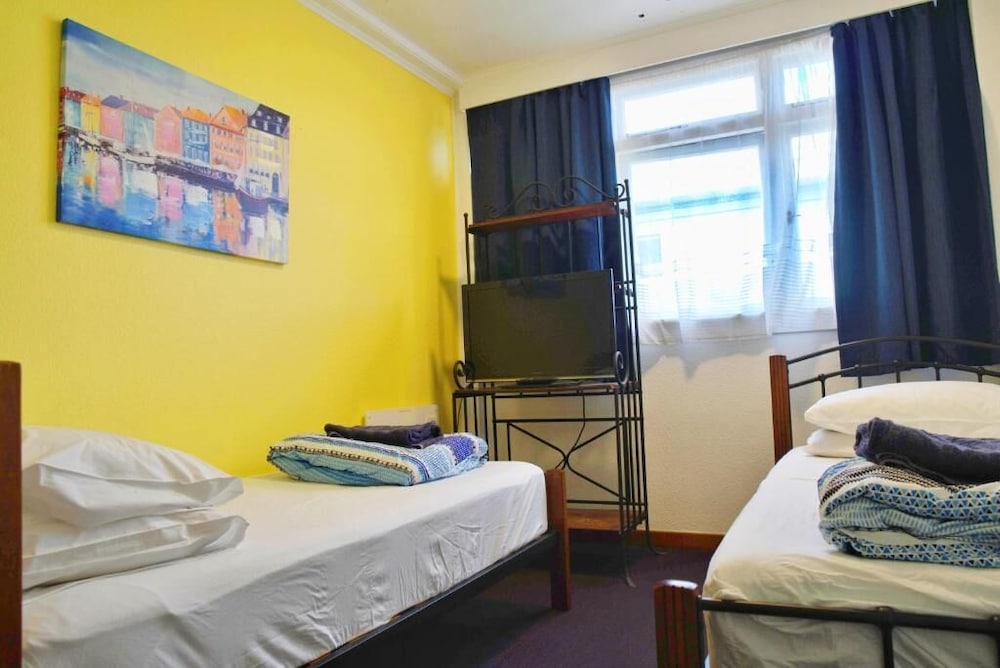 ROOM, TWIN BEDS, SHARED BATHROOM