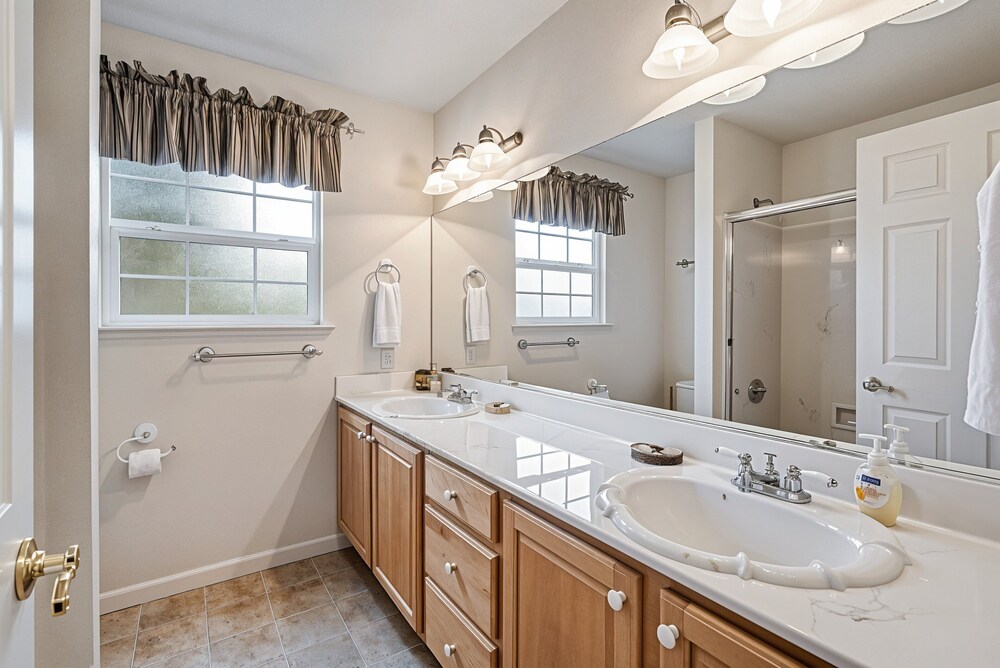 3 Bedrooms, House, 1 King and 2 Queen Beds, Sofa، Star of the Mountain - The Star of Your Vacation by Yosemite Region Resorts 7/9