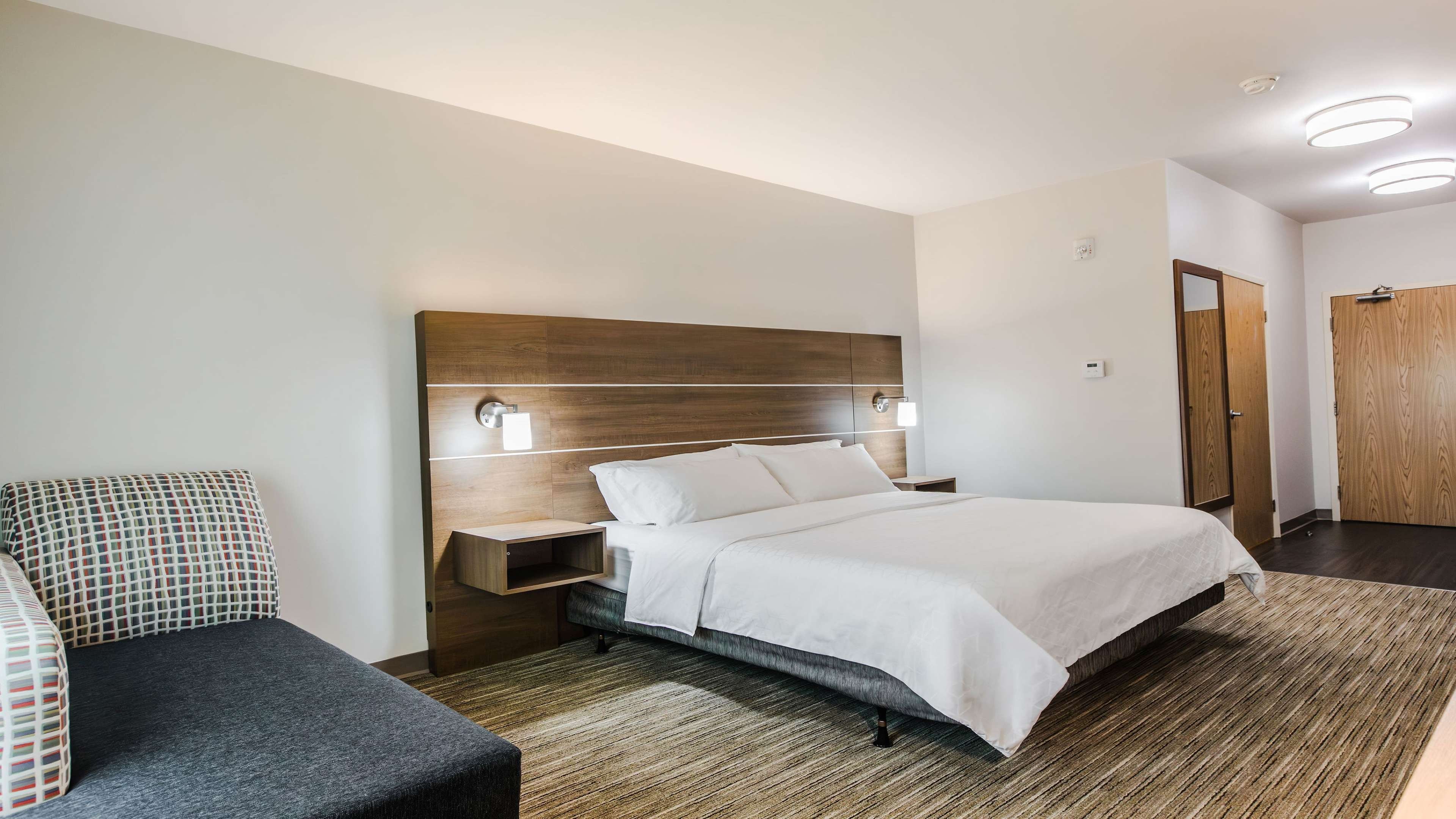 Holiday Inn Express Suites South 19/73