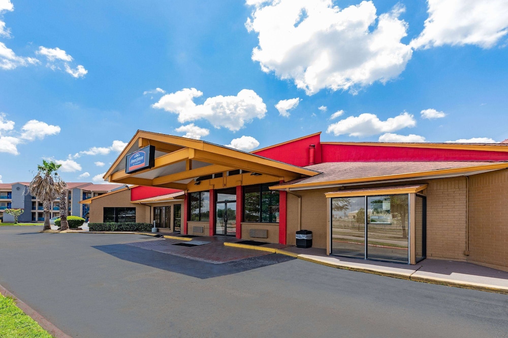 Howard Johnson by Wyndham Houston Hobby Airport 57/61
