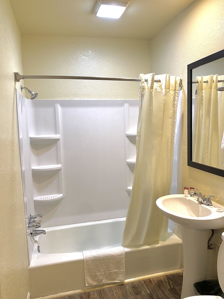 Whistling Pines Motel 31/31