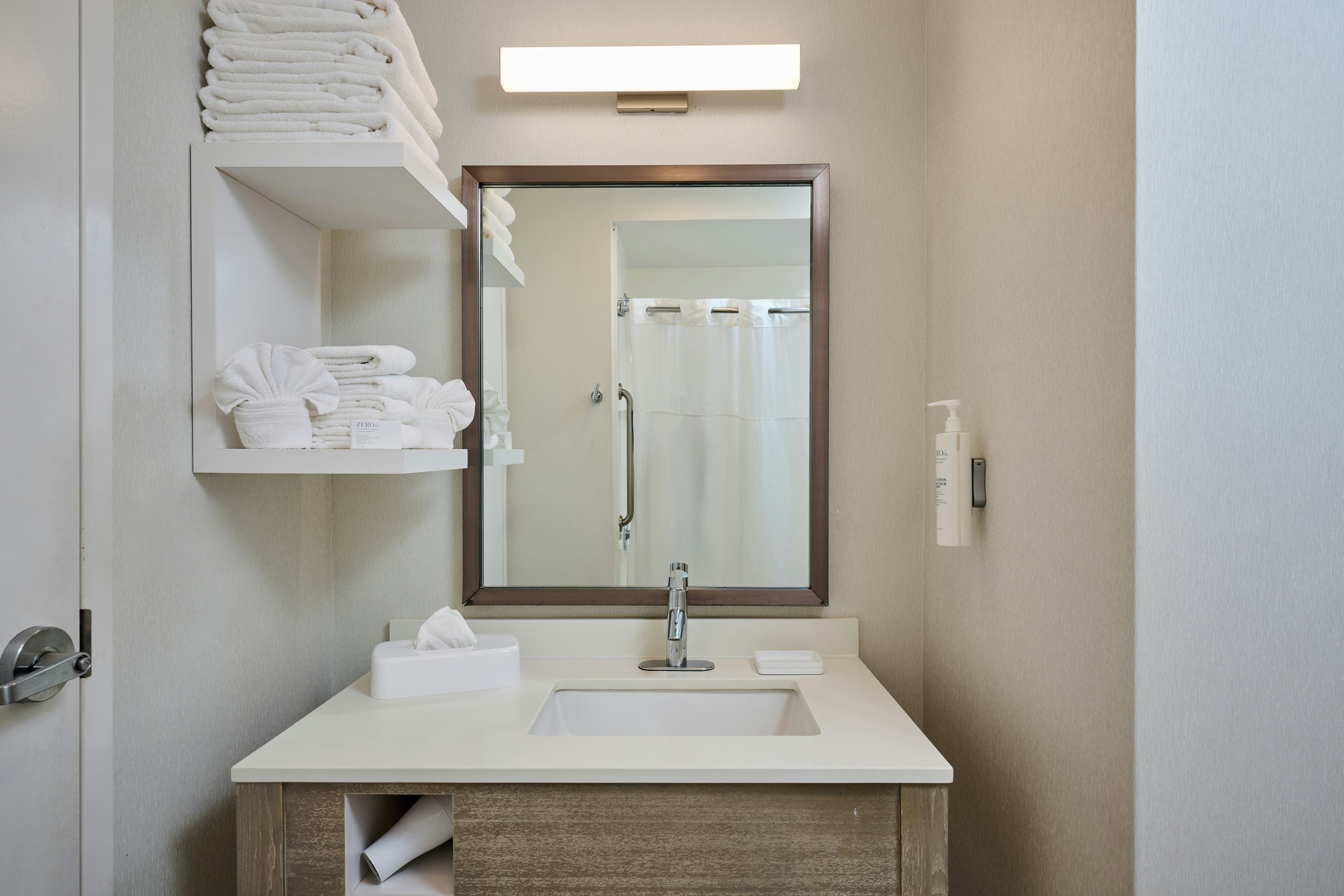 غرفة بسرير كينج بشرفة، Hampton Inn and Suites Hermosa Beach 6/7