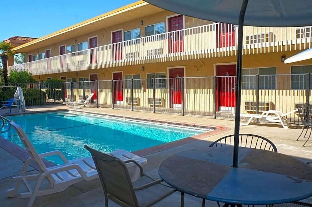 Dream Inn Fresno 7/50