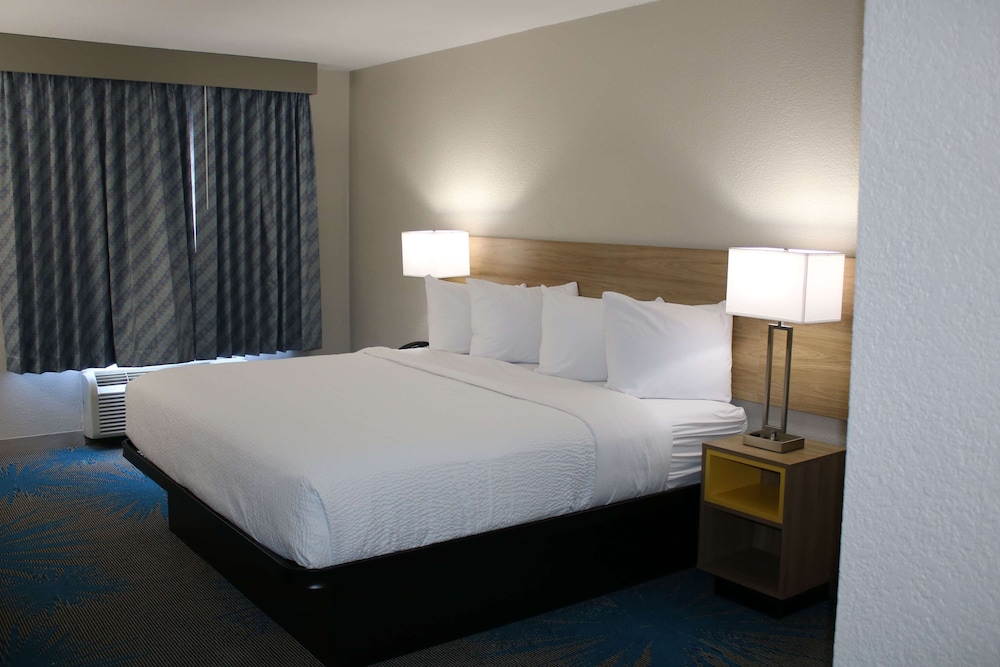 ROOM, KING BED