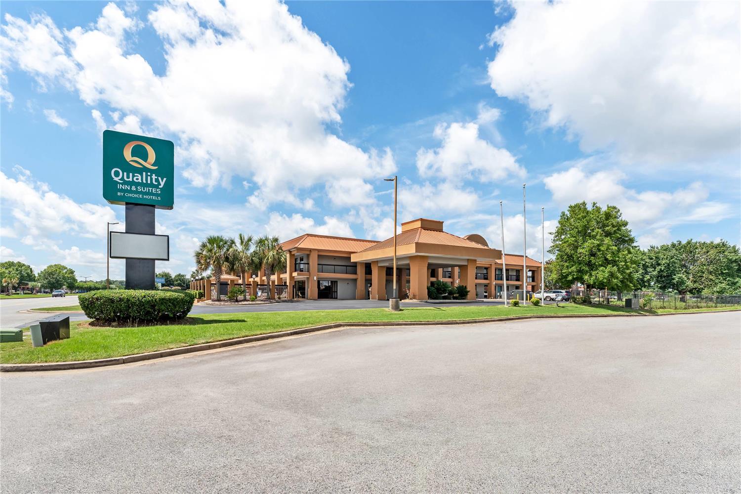 Quality Inn & Suites near Robins Air Force Base 19/21