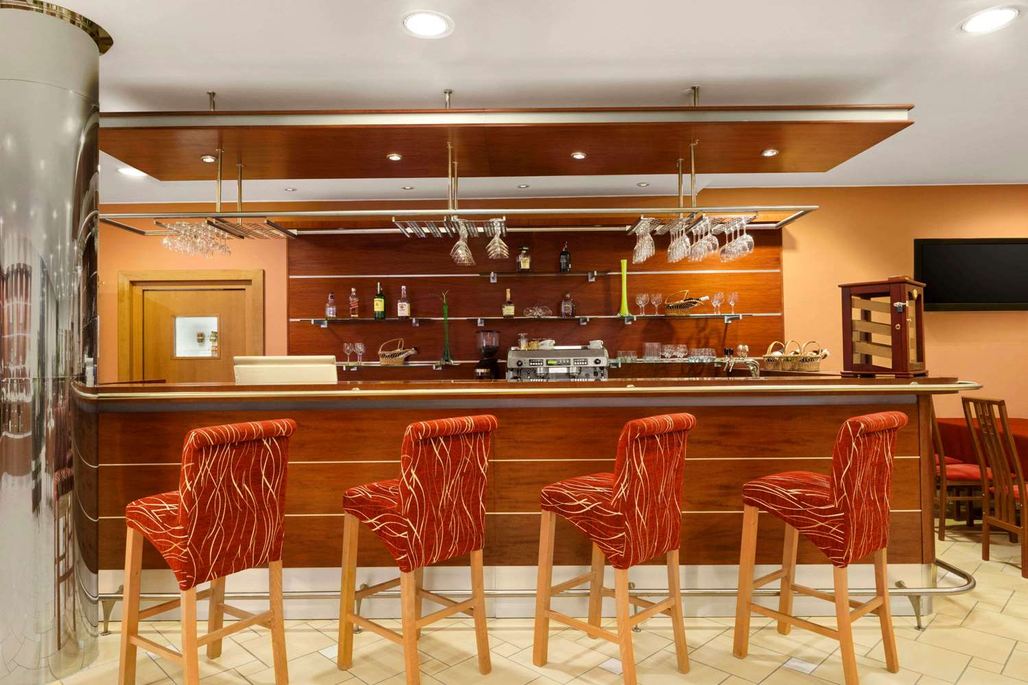 Ramada by Wyndham Airport Prague 6/17