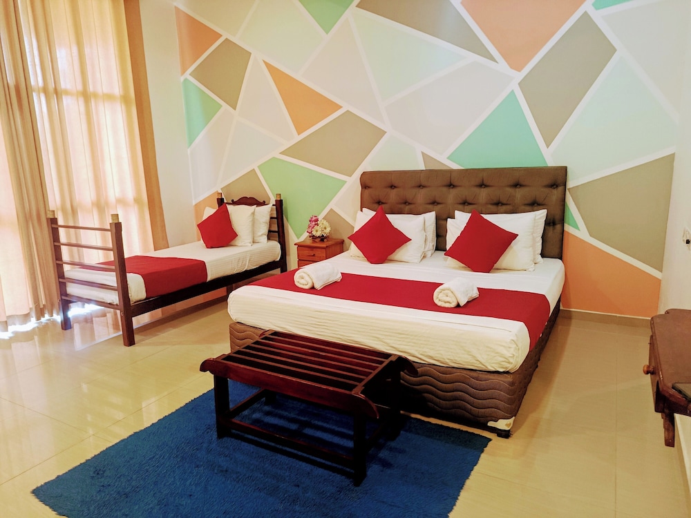 DELUXE, KING BED