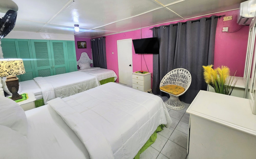 Family, 1 Single and 2 Queen Beds, Pool Access، Pinkhibiscus Guest House 2/10