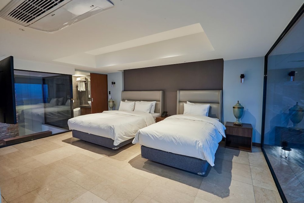 POOL, SUITE, VILLA