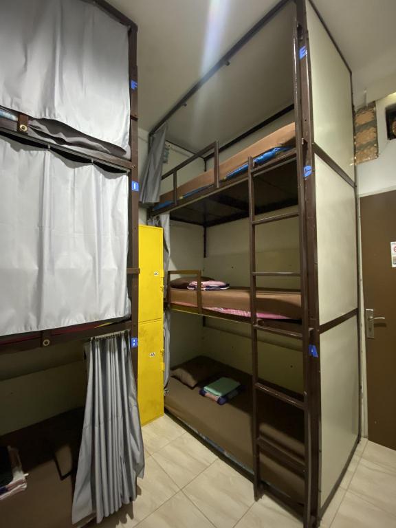 Male Dorm, Classic, 6 People