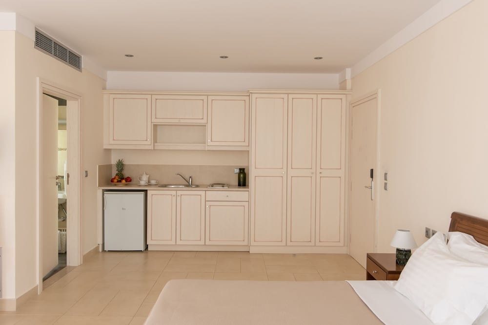 غرفة بسريرين منفصلين بإطلالة على الجبل مع أريكة، Almiriki Chios Rooms & Apartments 4/6