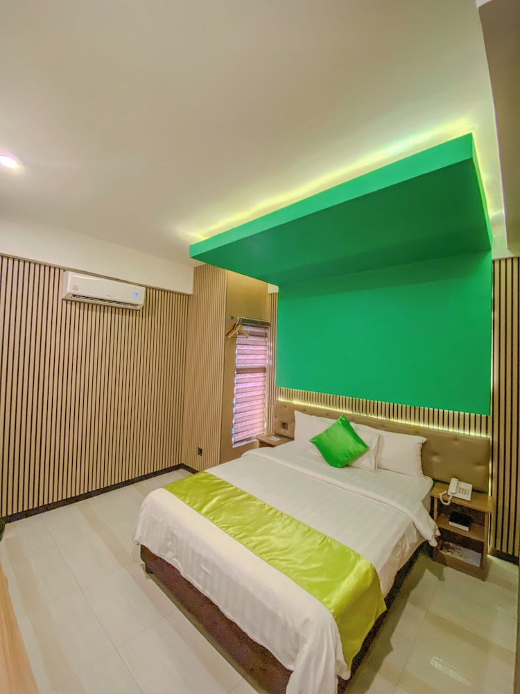 Vivien's Hotel 18/51