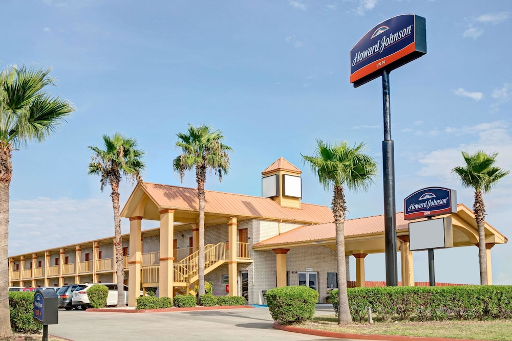 Howard Johnson By Wyndham Galveston 1/36