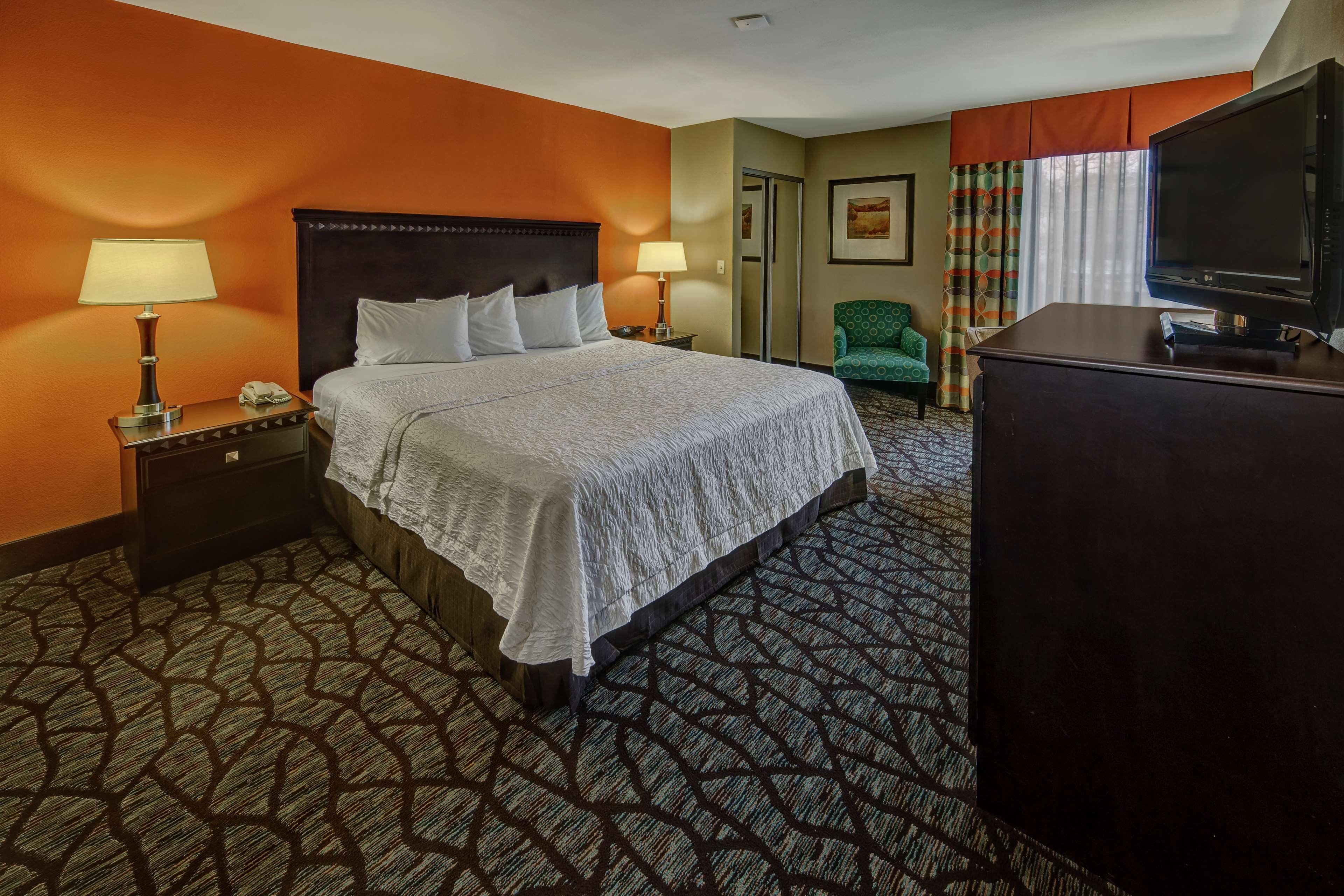 غرفة بسرير مزدوج، Hampton Inn Asheville Tunnel Road 2/8