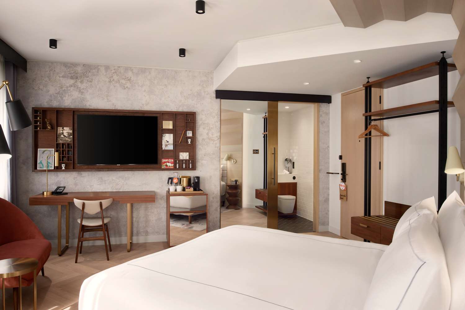 Junior Suite, Peloton