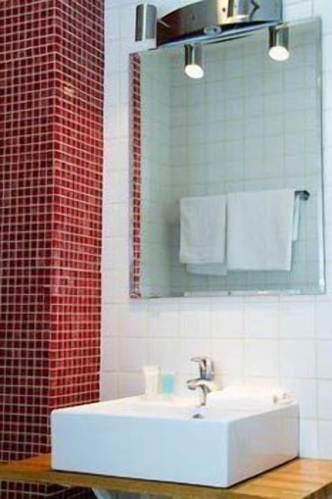 Adels Hotel 24/29