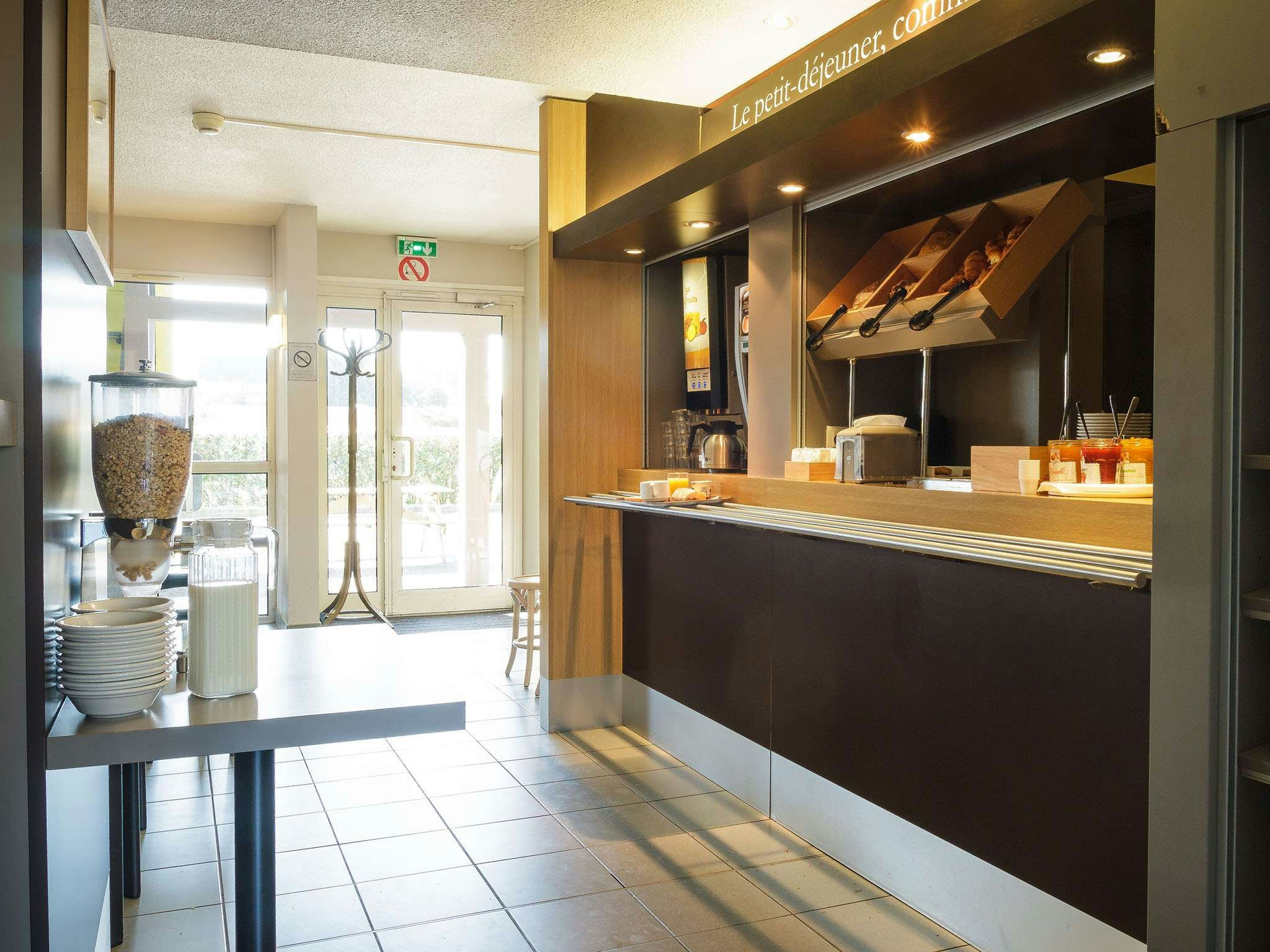 Lobby at B&B HOTEL Saint-Brieuc, TREGUEUX