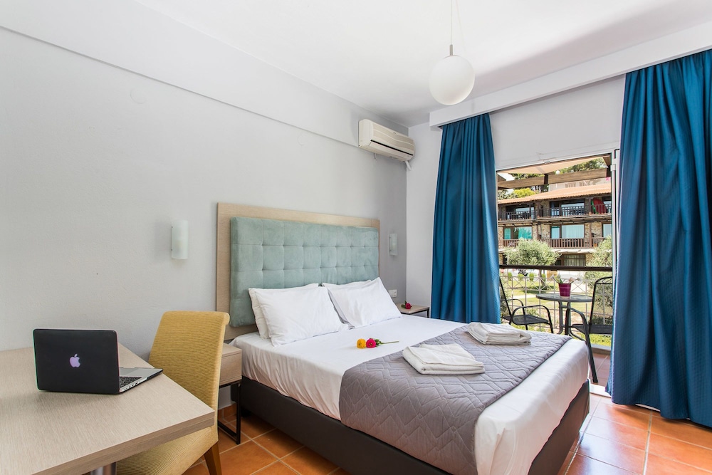CORAL BLUE BEACH HOTEL 26/78