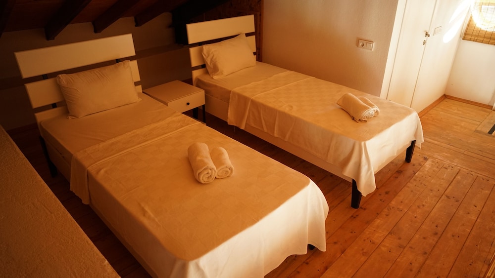 Karyada Hotel 13/50