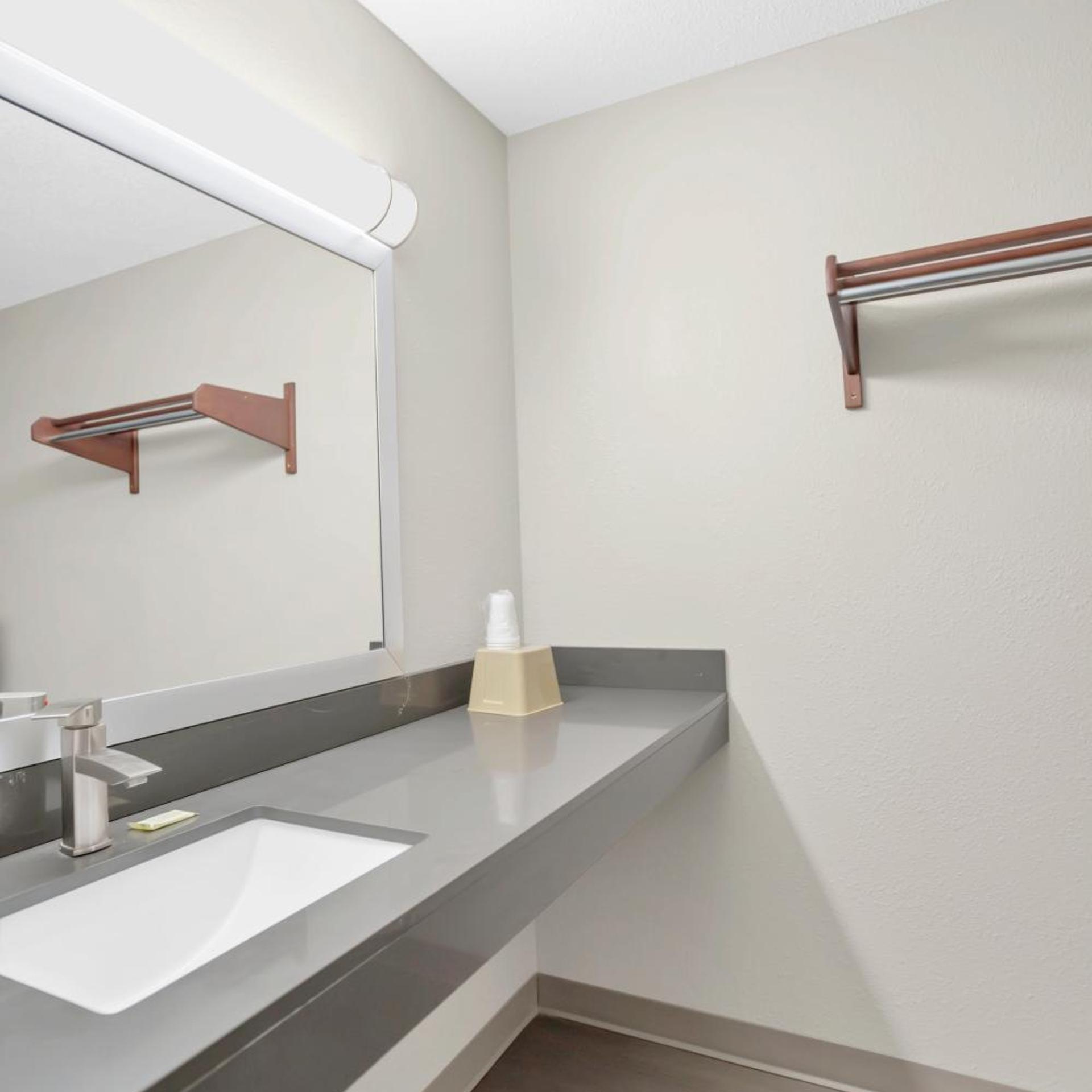 جناح بسرير كينج، Bridgeview Inn 8/10