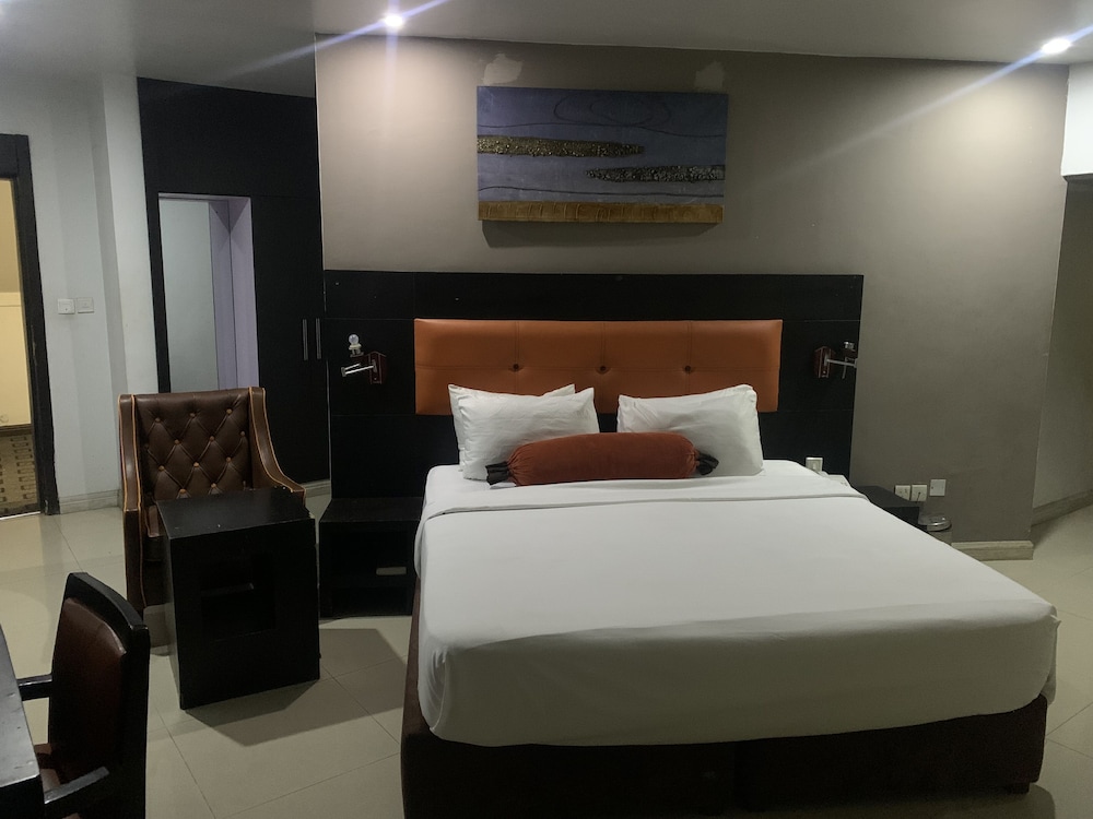 Oakspring Hotel &amp; Luxury Suites 31/50